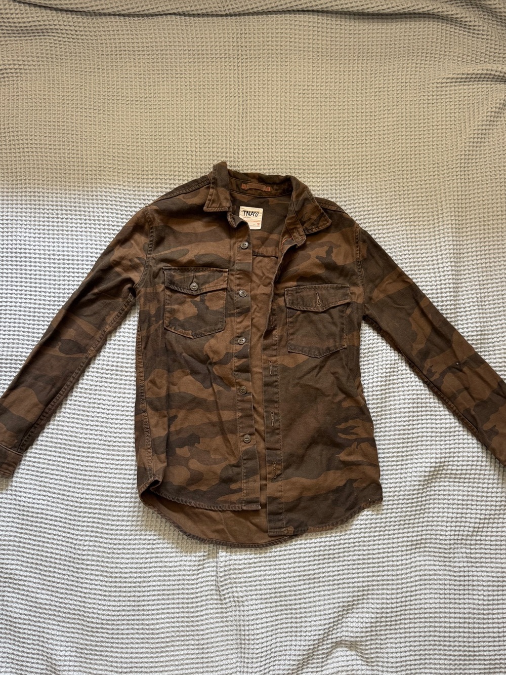 “Vintage” TNA camo button down shirt jacket in size S